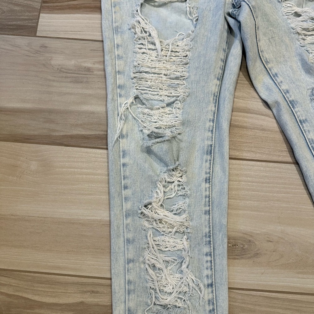 Women’s Riot High Rise Light Wash Mom Jeans with Distressed Details Size 4 - Picture 4 of 10
